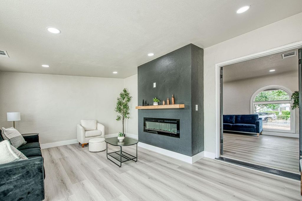 Image 18 of property listing at 3030 E Normal, Fresno, CA 93703