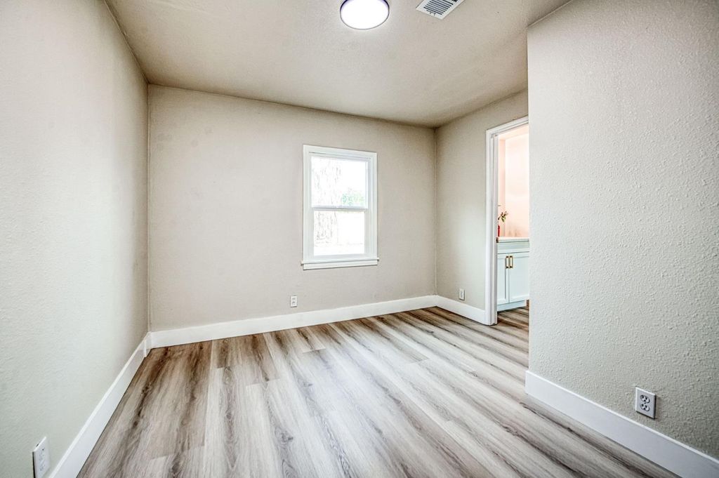 Image 27 of property listing at 3030 E Normal, Fresno, CA 93703