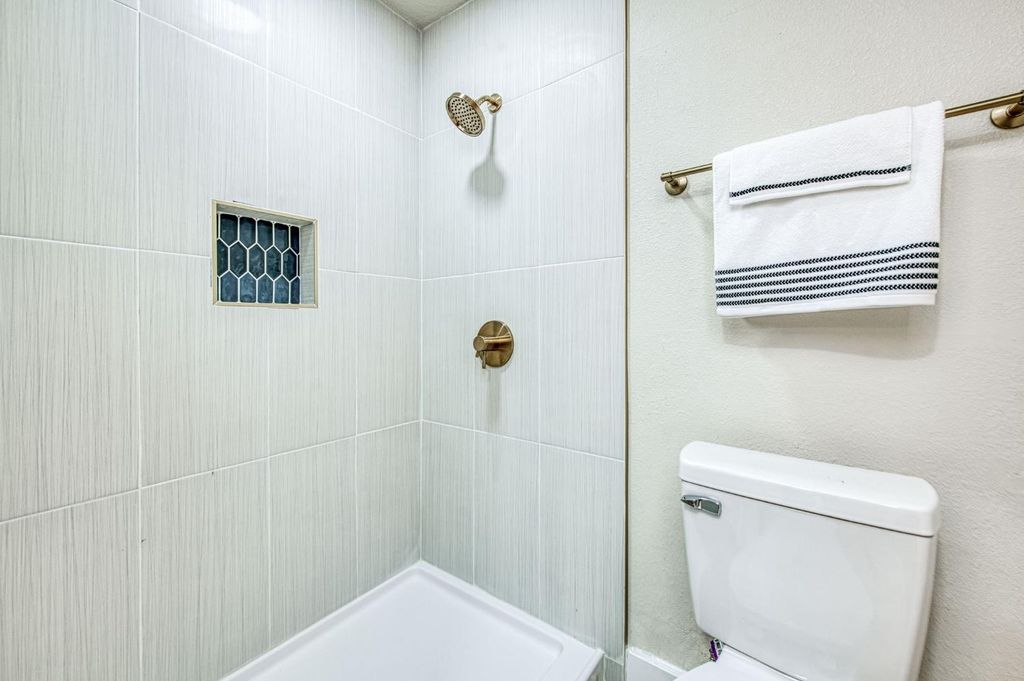 Image 30 of property listing at 3030 E Normal, Fresno, CA 93703