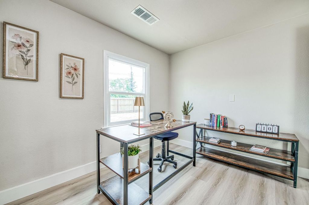 Image 31 of property listing at 3030 E Normal, Fresno, CA 93703