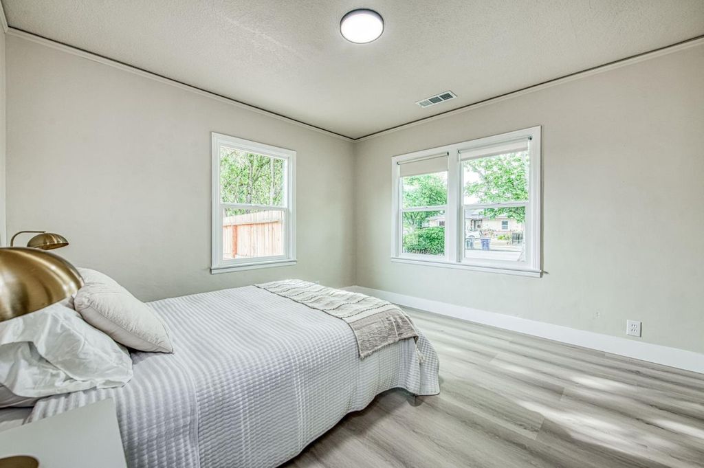 Image 33 of property listing at 3030 E Normal, Fresno, CA 93703