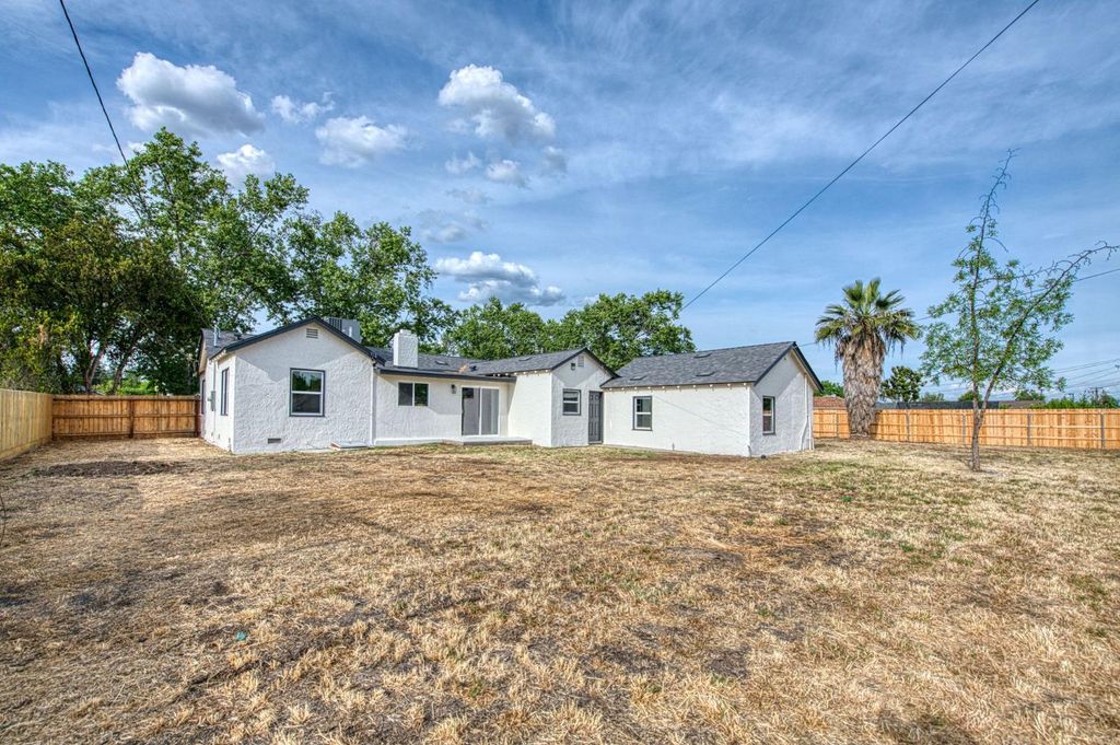 Image 39 of property listing at 3030 E Normal, Fresno, CA 93703