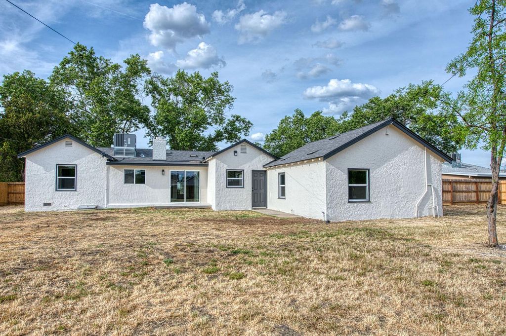 Image 5 of property listing at 3030 E Normal, Fresno, CA 93703