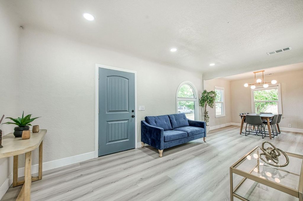 Image 9 of property listing at 3030 E Normal, Fresno, CA 93703