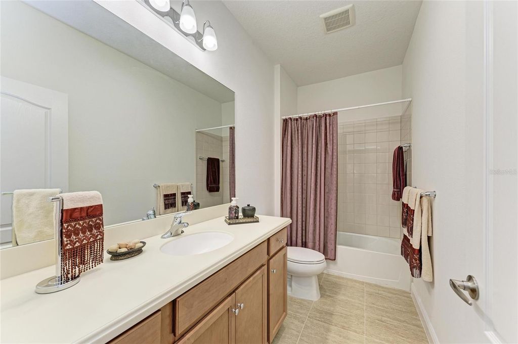 Image 34 of property listing at 12807 SEASONG TERRACE, Bradenton, FL 34211