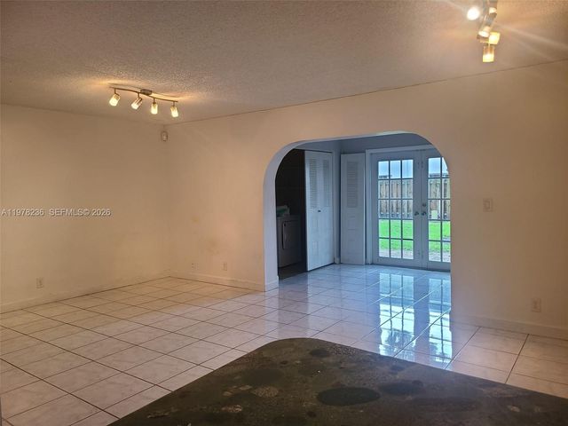 29 Seville Circle 4-49, Davie, FL 33324