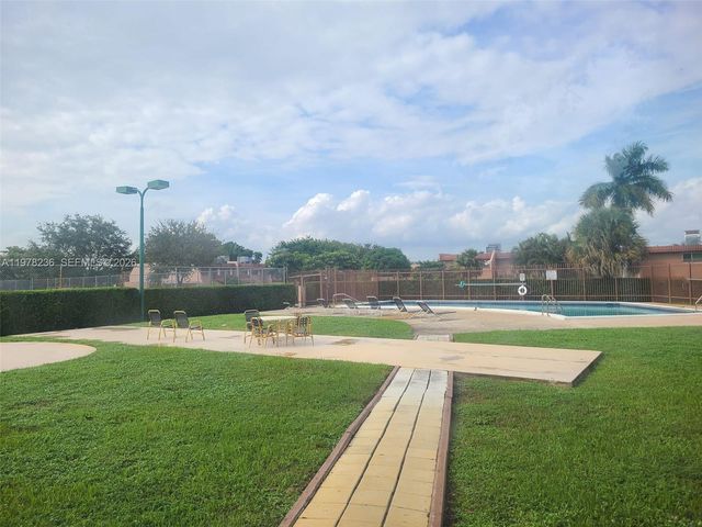 29 Seville Circle 4-49, Davie, FL 33324