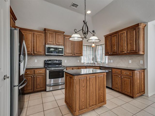 1425 Camber Street, Yukon, OK 73099