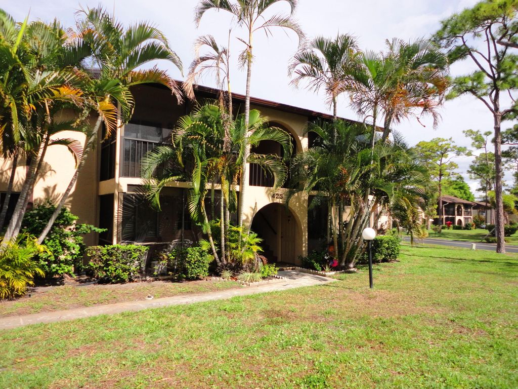 425 Pine Glen Lane C-2, Greenacres, FL 33463