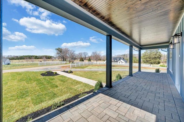 27 Smokehouse RD, Moneta, VA 24121