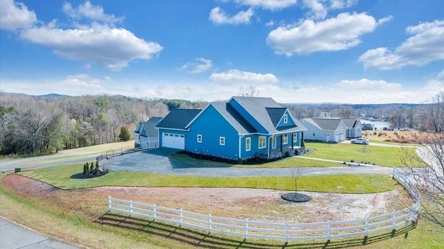 27 Smokehouse RD, Moneta, VA 24121