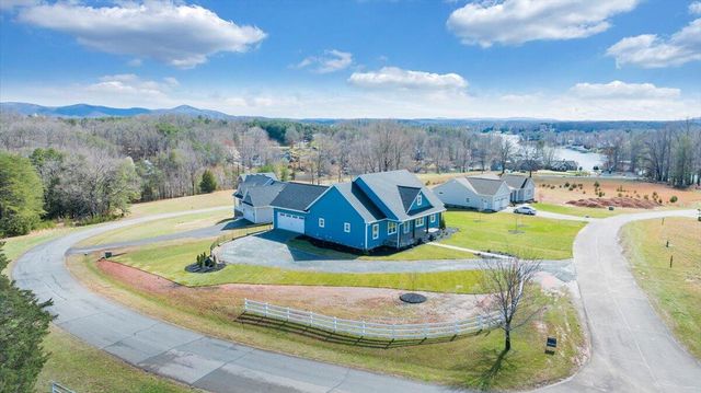 27 Smokehouse RD, Moneta, VA 24121