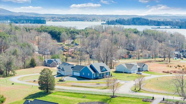 27 Smokehouse RD, Moneta, VA 24121