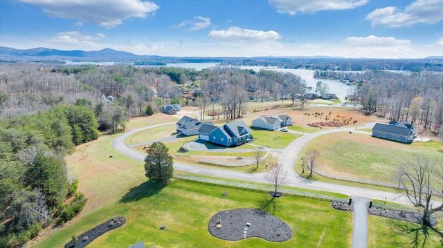 27 Smokehouse RD, Moneta, VA 24121