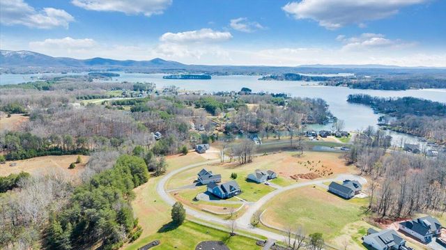 27 Smokehouse RD, Moneta, VA 24121