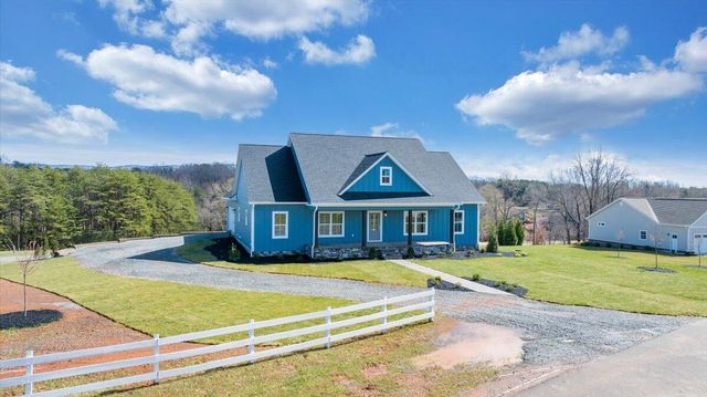 27 Smokehouse RD, Moneta, VA 24121