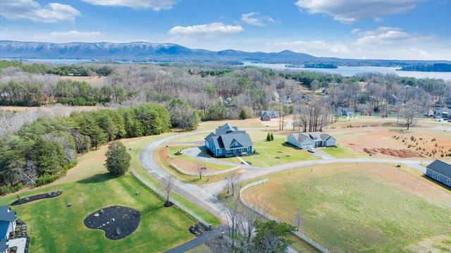 27 Smokehouse RD, Moneta, VA 24121