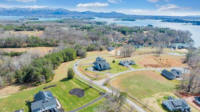 27 Smokehouse RD, Moneta, VA 24121