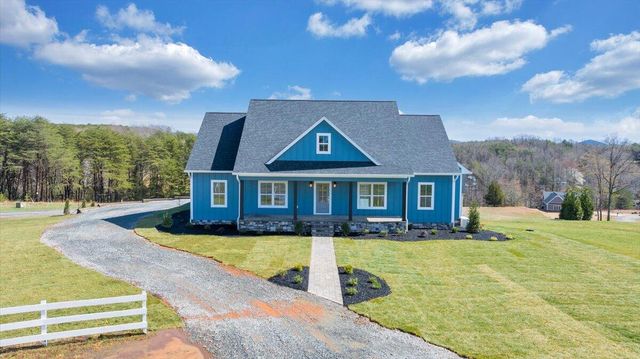 27 Smokehouse RD, Moneta, VA 24121