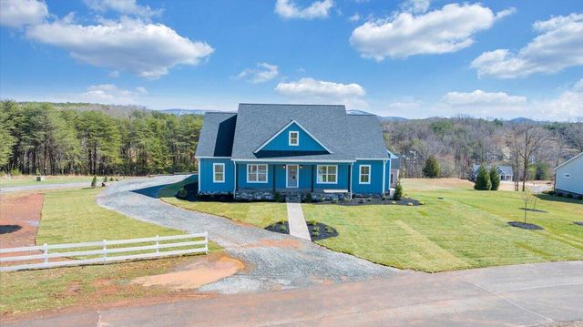 27 Smokehouse RD, Moneta, VA 24121