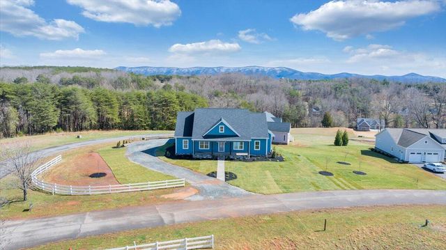 27 Smokehouse RD, Moneta, VA 24121