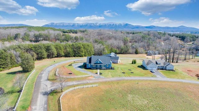 27 Smokehouse RD, Moneta, VA 24121
