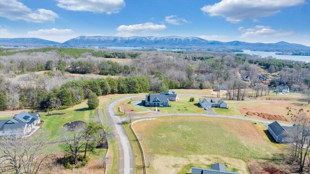 27 Smokehouse RD, Moneta, VA 24121