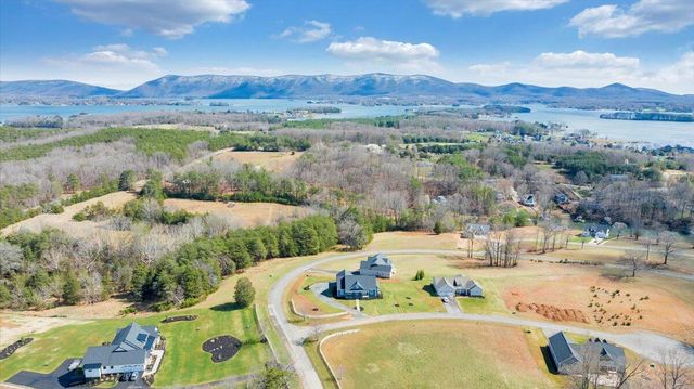 27 Smokehouse RD, Moneta, VA 24121