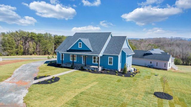27 Smokehouse RD, Moneta, VA 24121