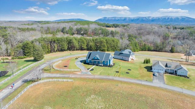 27 Smokehouse RD, Moneta, VA 24121
