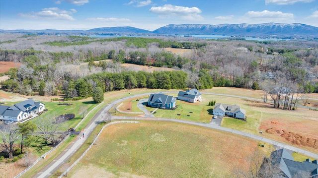 27 Smokehouse RD, Moneta, VA 24121