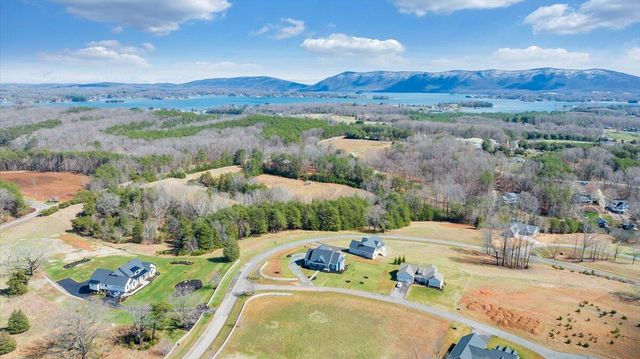 27 Smokehouse RD, Moneta, VA 24121