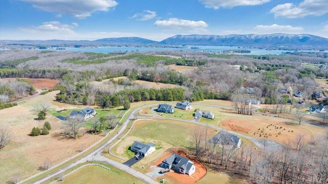 27 Smokehouse RD, Moneta, VA 24121