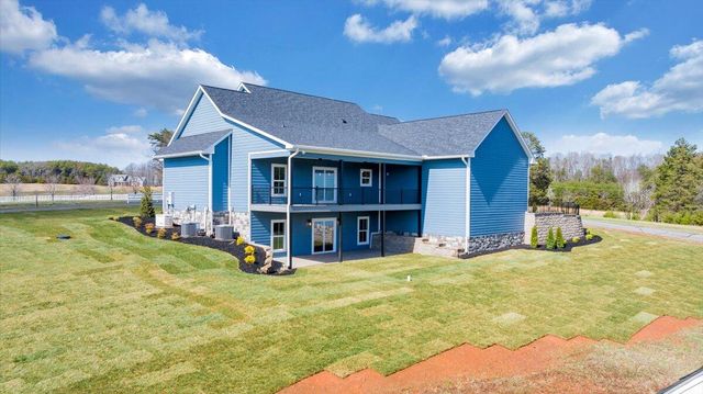 27 Smokehouse RD, Moneta, VA 24121