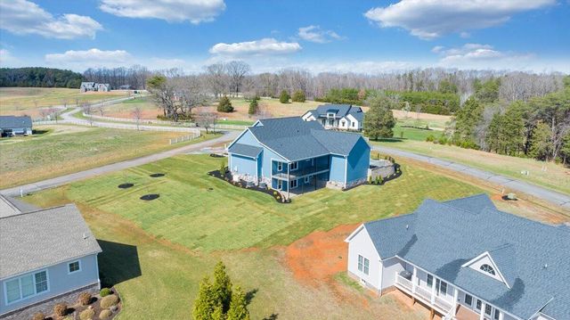 27 Smokehouse RD, Moneta, VA 24121