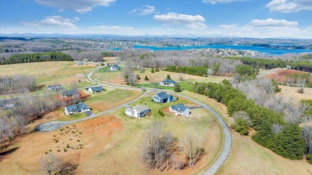 27 Smokehouse RD, Moneta, VA 24121