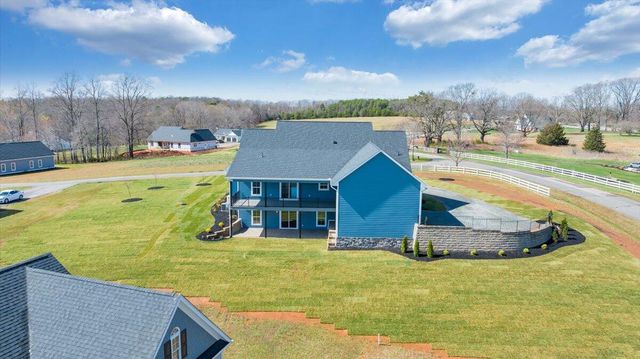 27 Smokehouse RD, Moneta, VA 24121