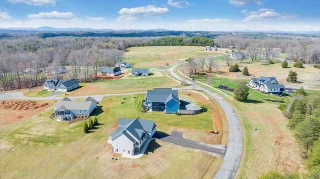 27 Smokehouse RD, Moneta, VA 24121