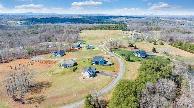 27 Smokehouse RD, Moneta, VA 24121