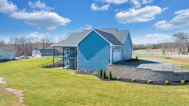 27 Smokehouse RD, Moneta, VA 24121