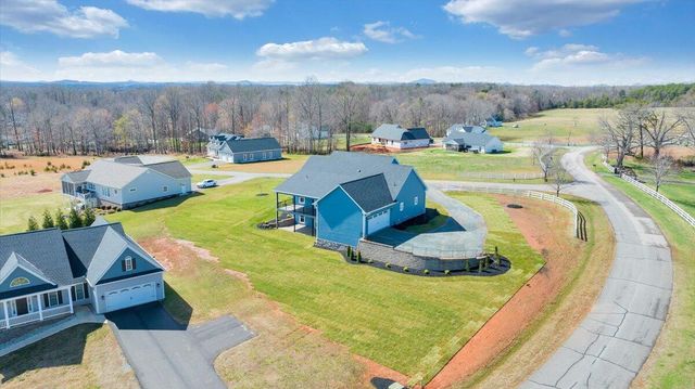 27 Smokehouse RD, Moneta, VA 24121
