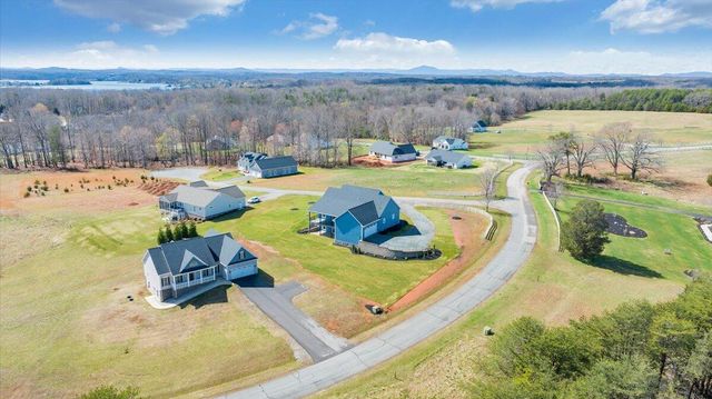 27 Smokehouse RD, Moneta, VA 24121