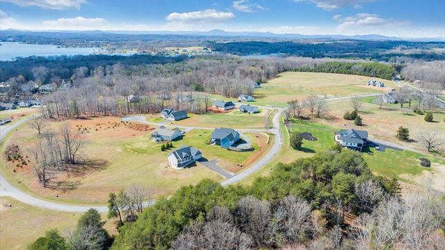 27 Smokehouse RD, Moneta, VA 24121