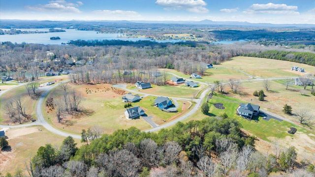 27 Smokehouse RD, Moneta, VA 24121