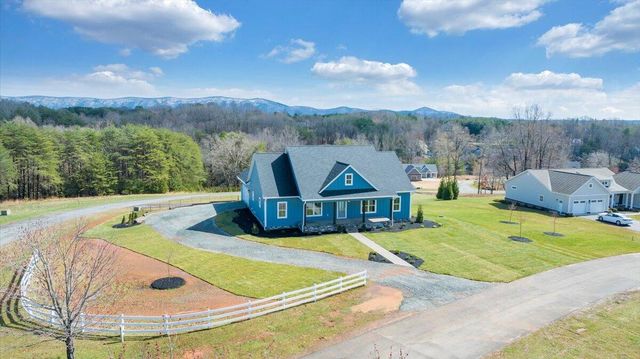 27 Smokehouse RD, Moneta, VA 24121