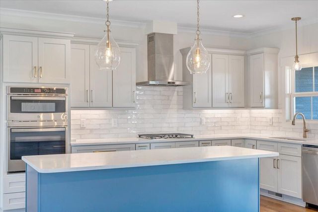 27 Smokehouse RD, Moneta, VA 24121