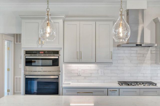 27 Smokehouse RD, Moneta, VA 24121