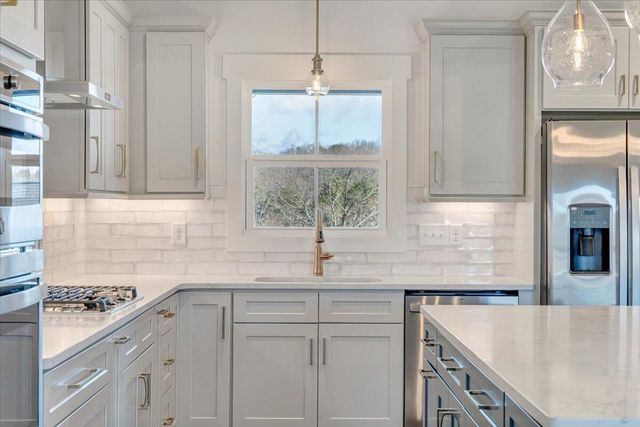 27 Smokehouse RD, Moneta, VA 24121