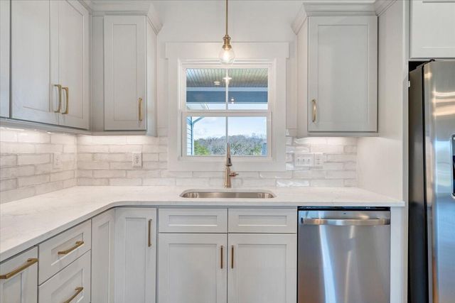 27 Smokehouse RD, Moneta, VA 24121