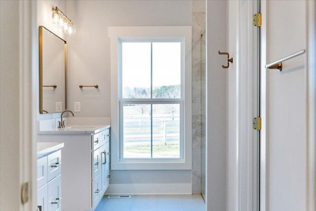 27 Smokehouse RD, Moneta, VA 24121